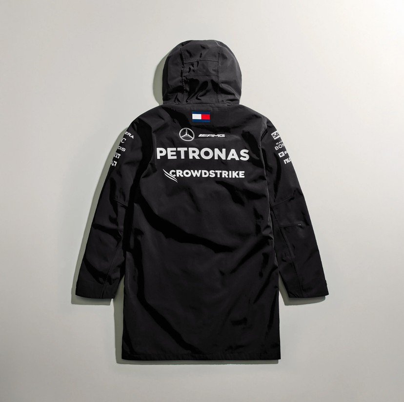 Mercedes PETRONAS ナイロンジャケット ブラック Mercedes-AMG PETRONAS 2024 Mens Rain Jacket - Long Sleeve